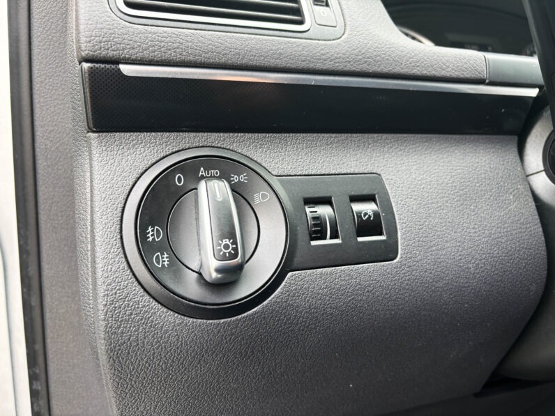 
								Volkswagen Touran 2.0 TDI DSG WEBASTO full									