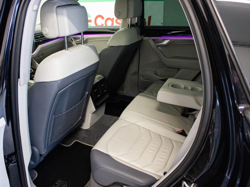 
								Volkswagen Touareg 3.0 Tdi DPH R-LINE full									