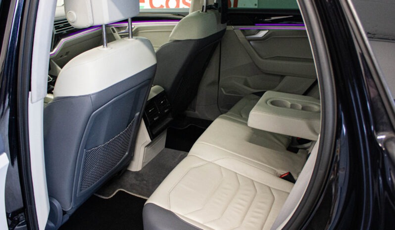 
								Volkswagen Touareg 3.0 Tdi DPH R-LINE full									