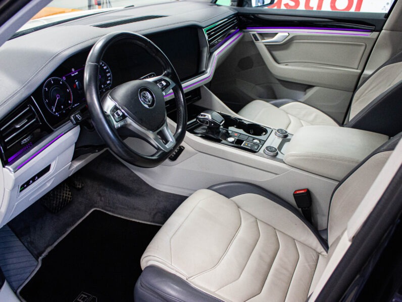 
								Volkswagen Touareg 3.0 Tdi DPH R-LINE full									