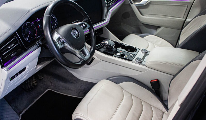 
								Volkswagen Touareg 3.0 Tdi DPH R-LINE full									