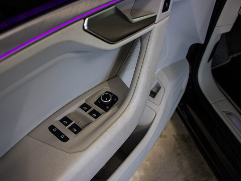 
								Volkswagen Touareg 3.0 Tdi DPH R-LINE full									