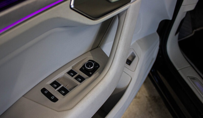 
								Volkswagen Touareg 3.0 Tdi DPH R-LINE full									