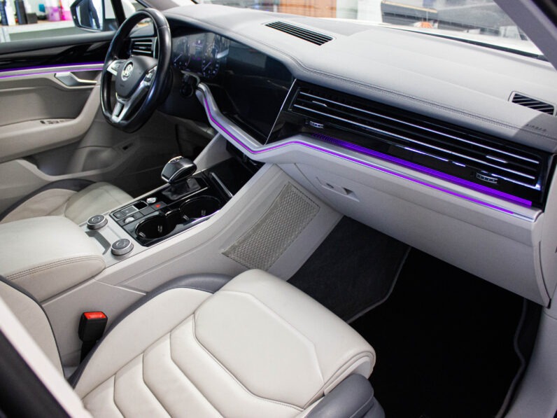 
								Volkswagen Touareg 3.0 Tdi DPH R-LINE full									