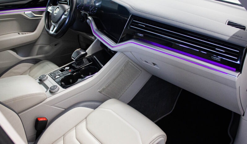 
								Volkswagen Touareg 3.0 Tdi DPH R-LINE full									