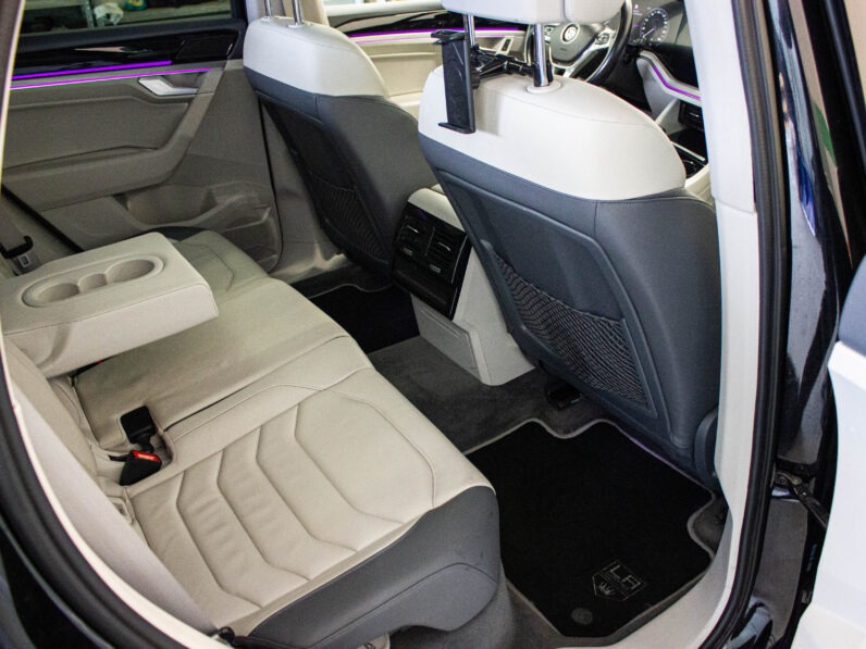 
								Volkswagen Touareg 3.0 Tdi DPH R-LINE full									