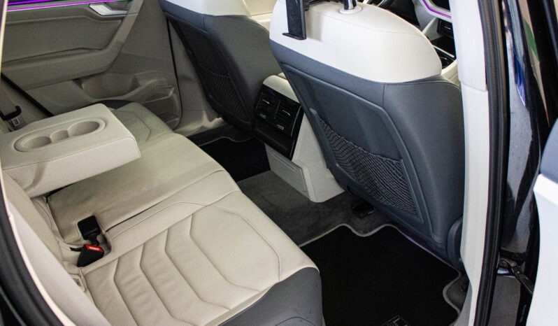 
								Volkswagen Touareg 3.0 Tdi DPH R-LINE full									