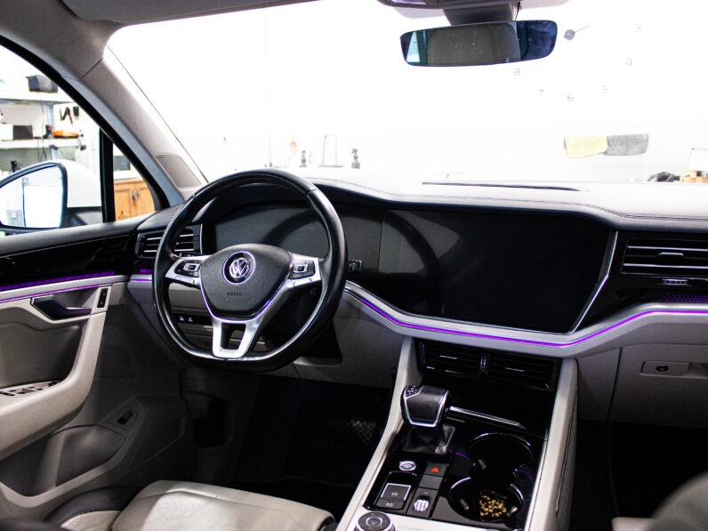 
								Volkswagen Touareg 3.0 Tdi DPH R-LINE full									