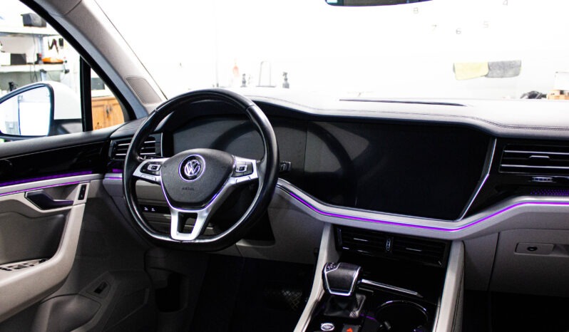 
								Volkswagen Touareg 3.0 Tdi DPH R-LINE full									