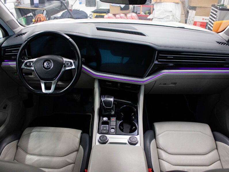 
								Volkswagen Touareg 3.0 Tdi DPH R-LINE full									