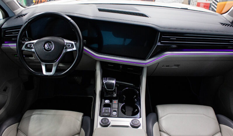 
								Volkswagen Touareg 3.0 Tdi DPH R-LINE full									