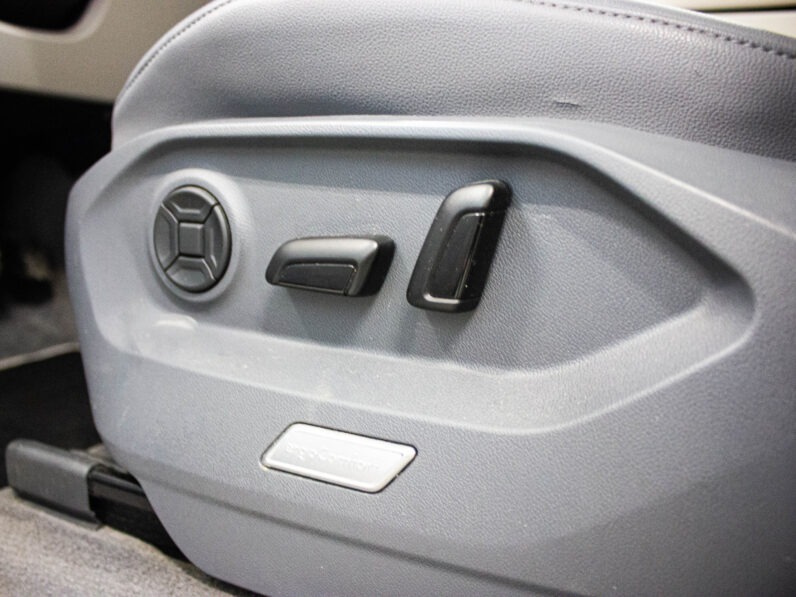 
								Volkswagen Touareg 3.0 Tdi DPH R-LINE full									