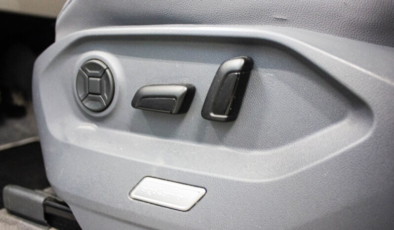 
								Volkswagen Touareg 3.0 Tdi DPH R-LINE full									