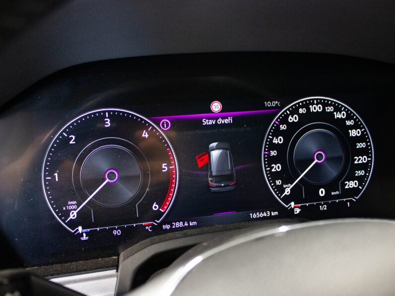 
								Volkswagen Touareg 3.0 Tdi DPH R-LINE full									