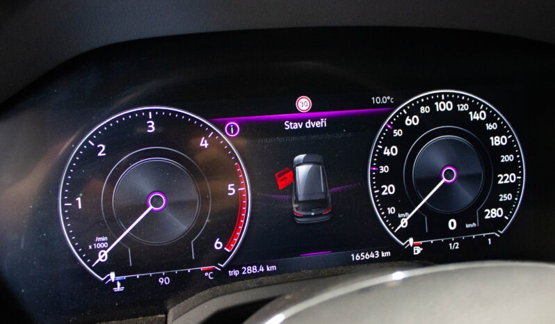 
								Volkswagen Touareg 3.0 Tdi DPH R-LINE full									