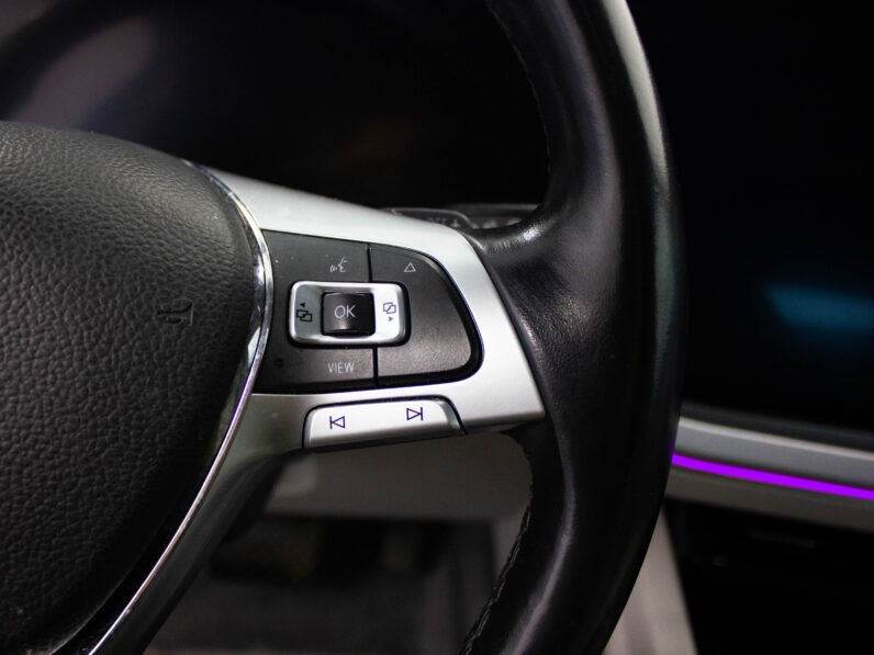 
								Volkswagen Touareg 3.0 Tdi DPH R-LINE full									