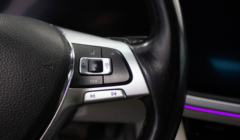 
								Volkswagen Touareg 3.0 Tdi DPH R-LINE full									