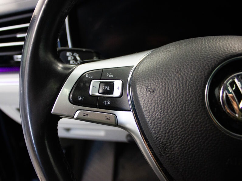 
								Volkswagen Touareg 3.0 Tdi DPH R-LINE full									