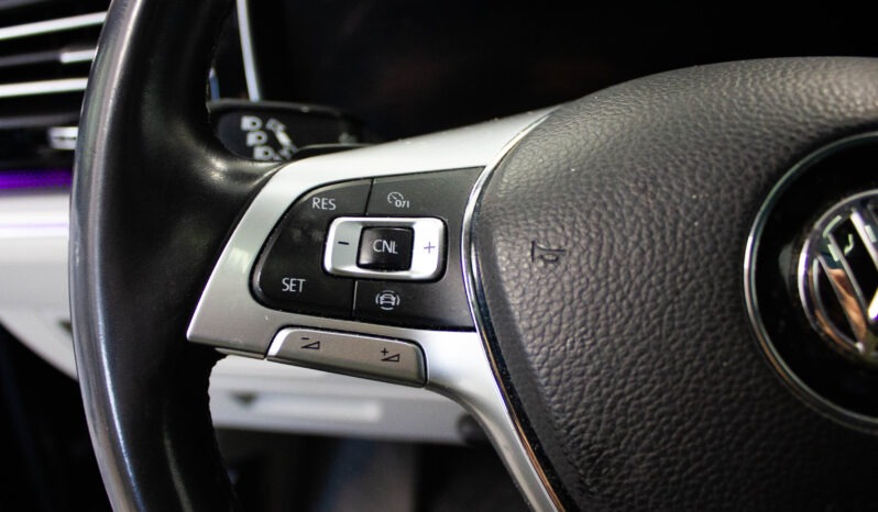 
								Volkswagen Touareg 3.0 Tdi DPH R-LINE full									