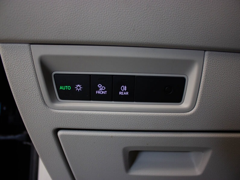 
								Volkswagen Touareg 3.0 Tdi DPH R-LINE full									