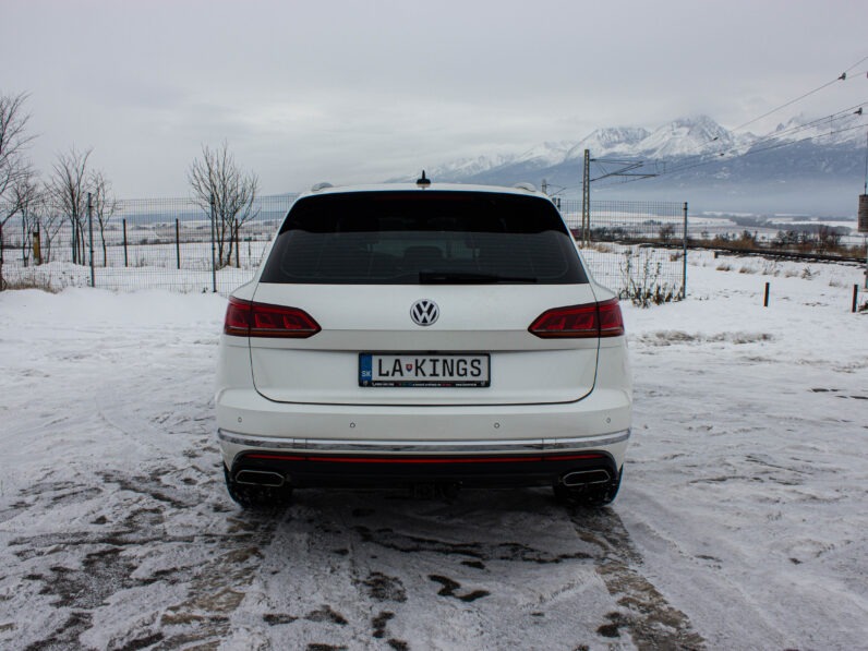 
								Volkswagen Touareg 3.0 Tdi DPH R-LINE full									