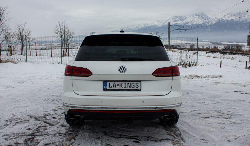 
								Volkswagen Touareg 3.0 Tdi DPH R-LINE full									