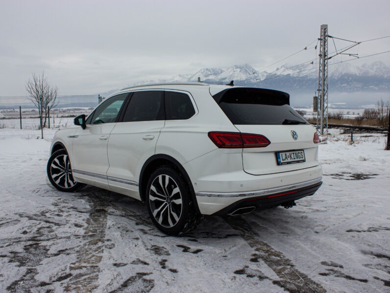 
								Volkswagen Touareg 3.0 Tdi DPH R-LINE full									