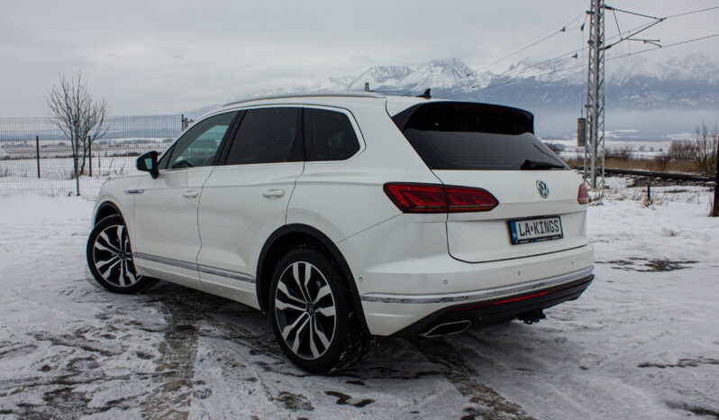 
								Volkswagen Touareg 3.0 Tdi DPH R-LINE full									