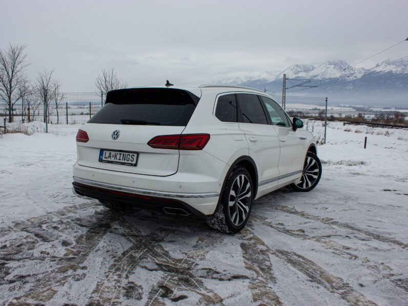 
								Volkswagen Touareg 3.0 Tdi DPH R-LINE full									