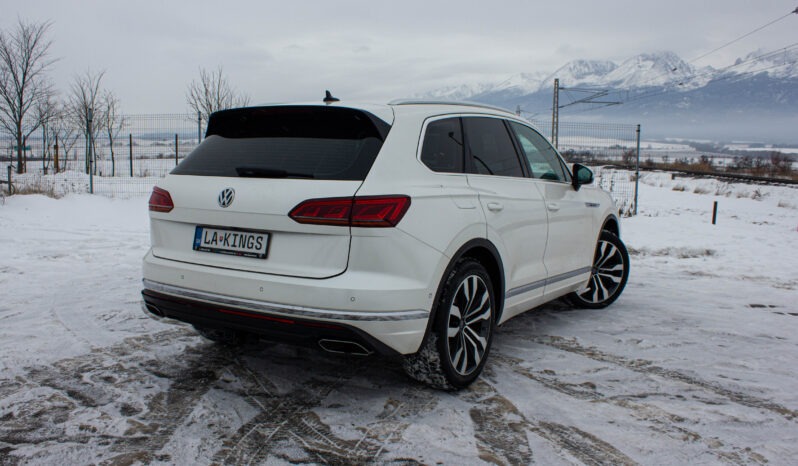 
								Volkswagen Touareg 3.0 Tdi DPH R-LINE full									