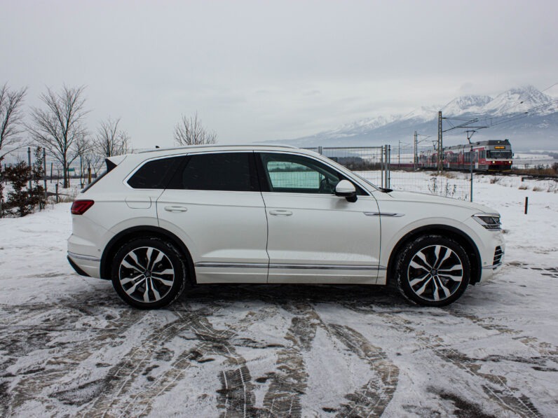 
								Volkswagen Touareg 3.0 Tdi DPH R-LINE full									