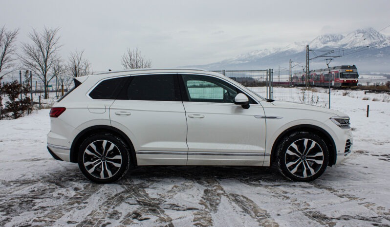 
								Volkswagen Touareg 3.0 Tdi DPH R-LINE full									