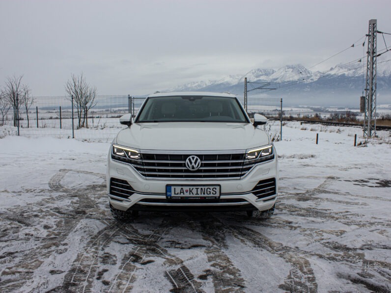 
								Volkswagen Touareg 3.0 Tdi DPH R-LINE full									