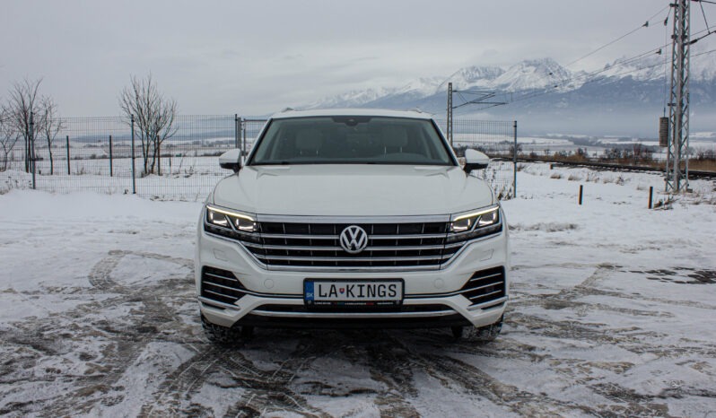 
								Volkswagen Touareg 3.0 Tdi DPH R-LINE full									