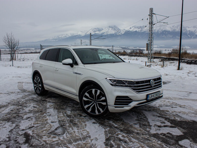 
								Volkswagen Touareg 3.0 Tdi DPH R-LINE full									