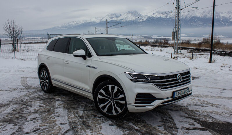 
								Volkswagen Touareg 3.0 Tdi DPH R-LINE full									