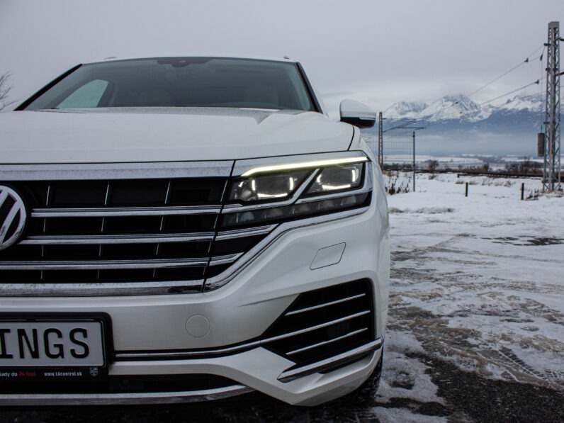 
								Volkswagen Touareg 3.0 Tdi DPH R-LINE full									