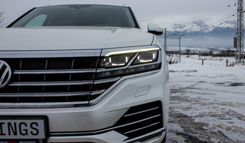 
								Volkswagen Touareg 3.0 Tdi DPH R-LINE full									