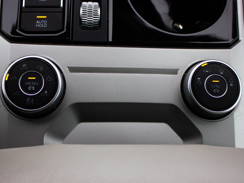 
								Volkswagen Touareg 3.0 Tdi DPH R-LINE full									