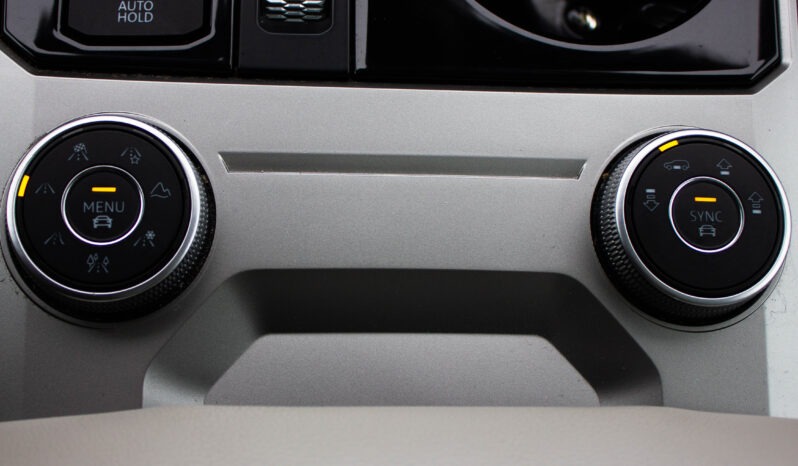 
								Volkswagen Touareg 3.0 Tdi DPH R-LINE full									