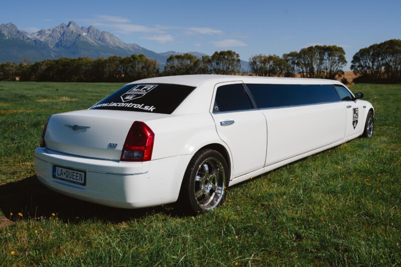 
								Chrysler 300C Limuzína full									