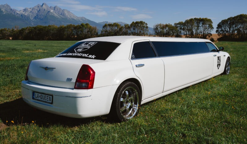 
								Chrysler 300C Limuzína full									