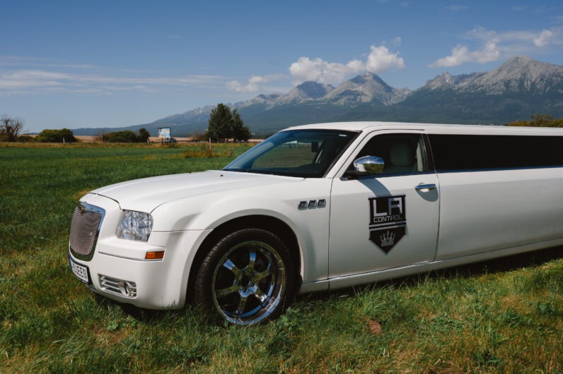 
								Chrysler 300C Limuzína full									