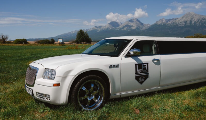 
								Chrysler 300C Limuzína full									