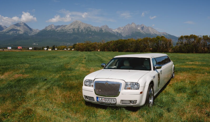 
								Chrysler 300C Limuzína full									