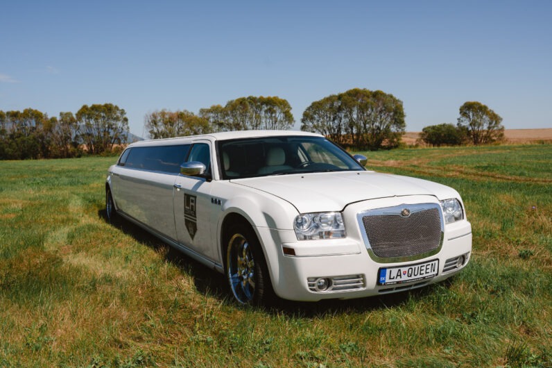 
								Chrysler 300C Limuzína full									