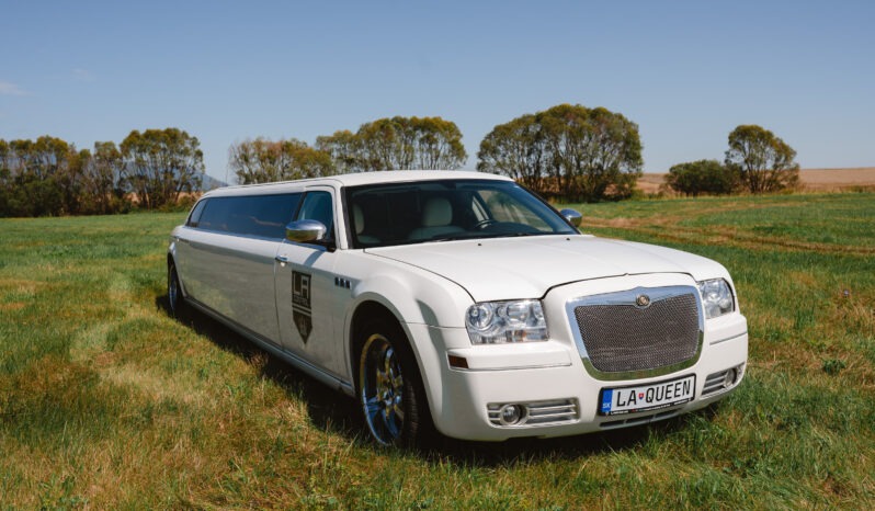 
								Chrysler 300C Limuzína full									