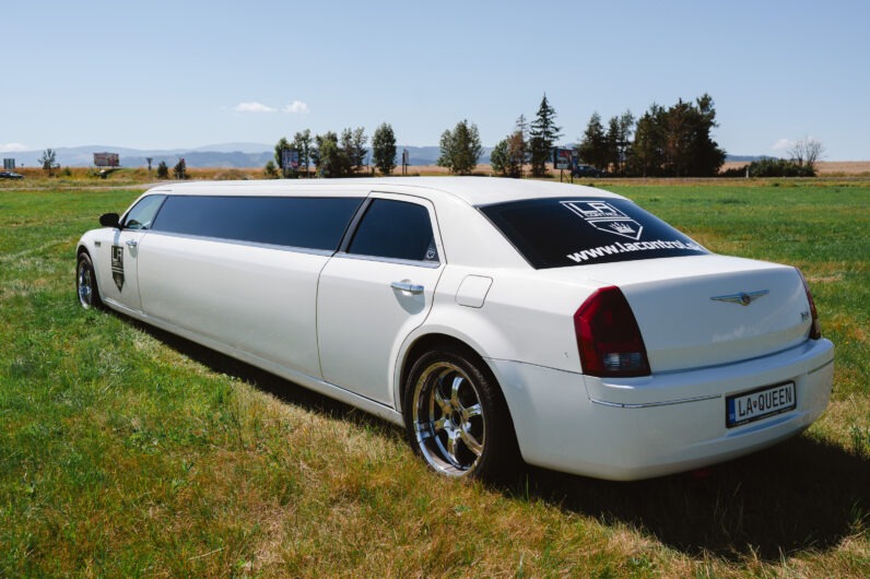 
								Chrysler 300C Limuzína full									