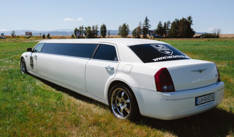 
								Chrysler 300C Limuzína full									