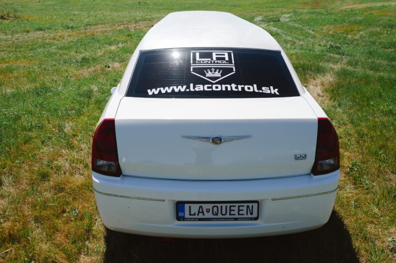 
								Chrysler 300C Limuzína full									